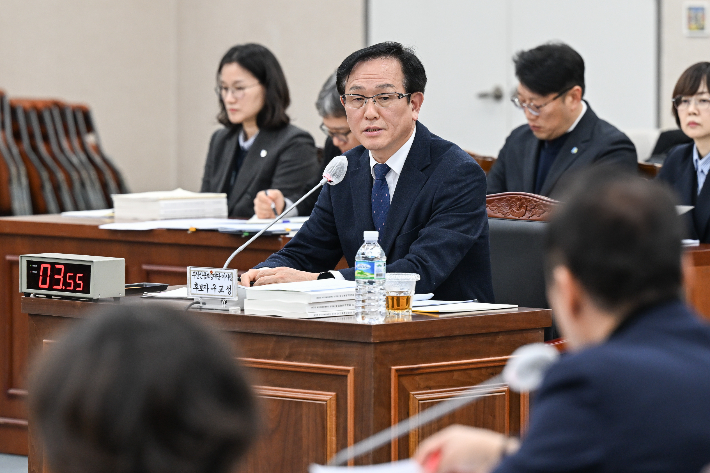 부산신용보증재단 이사장에 내정된 구교성 후보자가 부산시의회 인사청문회를 거쳐 '적격' 판정을 받았지만, 도덕성 논란은 남았다. 부산시의회 제공