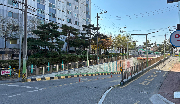 황성 제2지하차도 상부 구간. 차량은 지하차도를 통해 통행하고, 상부 공간은 보행로와 녹지 공간으로 활용하고 있다. 경주시 제공