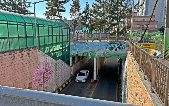  황성 제2지하차도 내부 모습. 경주시는 동천~황성 도시숲 조성사업과 연계해 지하차도 유지 여부와 도로 평면화 전환을 놓고 주민설문조사를 진행하고 있다. 경주시 제공