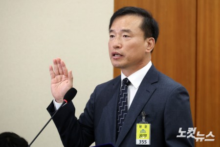 김종철 방송미디어통신위원회 위원장 후보자가 16일 서울 여의도 국회에서 열린 인사청문회에 출석해 선서하고 있다.