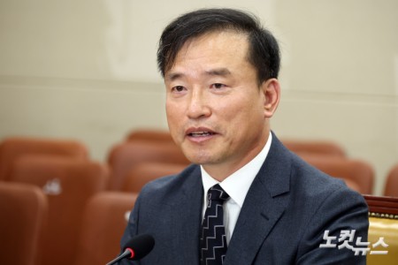 김종철 방송미디어통신위원회 위원장 후보자가 16일 서울 여의도 국회에서 열린 인사청문회에서 의원 질의에 답변을 하고 있다.