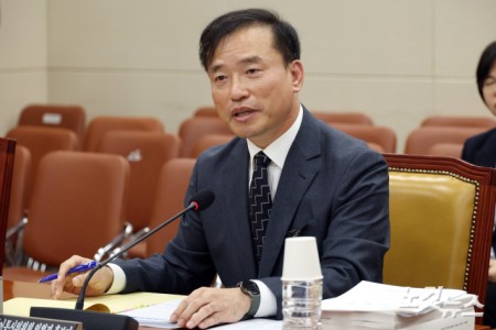 김종철 방송미디어통신위원회 위원장 후보자가 16일 서울 여의도 국회에서 열린 인사청문회에서 의원 질의에 답변을 하고 있다.