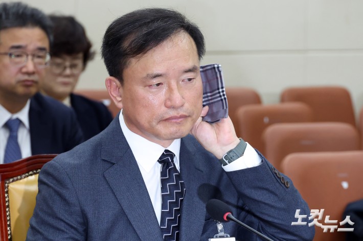 김종철 방송미디어통신위원회 위원장 후보자가 16일 서울 여의도 국회에서 열린 인사청문회에서 땀을 닦고 있다.