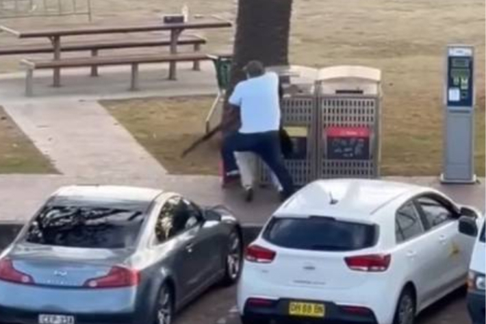 호주 시드니 본다이 비치 유대인 행사인 하누카에서 총기를 난사한 범인 중 한 명을 제압한 아흐메드 알 아흐메드. X(옛 트위터) 캡처