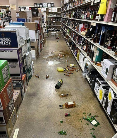 라쿤이 침입 후 난동을 부린 미 버지니아 주의 한 주류 매장. 다수 위스키 병이 깨진 채 바닥에 널브러져 있다. 연합뉴스