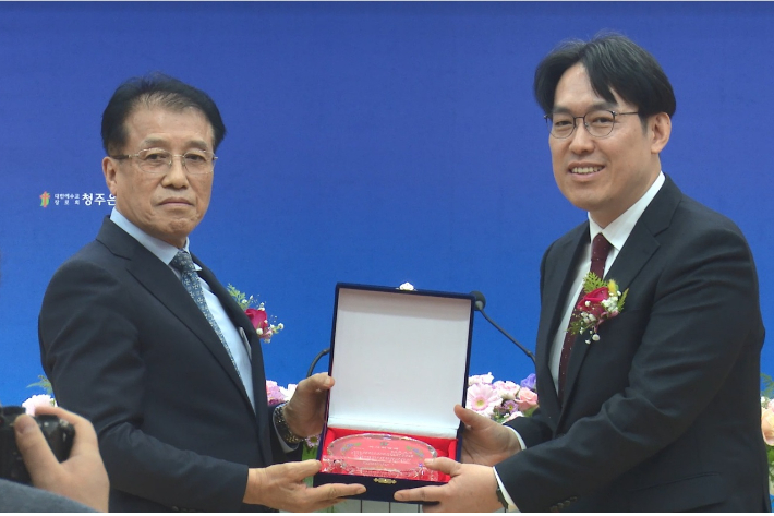 충북노회 장태수 노회장이 김영신 목사에게 위임패를 전달하고 있다. 충북CBS