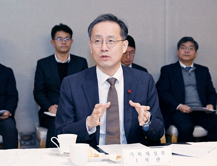 기획재정부 이형일 1차관이 12월 16일 오전 서울 종로구 정부서울청사에서 열린 '주요 수출기업 간담회'를 주재, 모두발언을 하고 있다. 기획재정부 제공