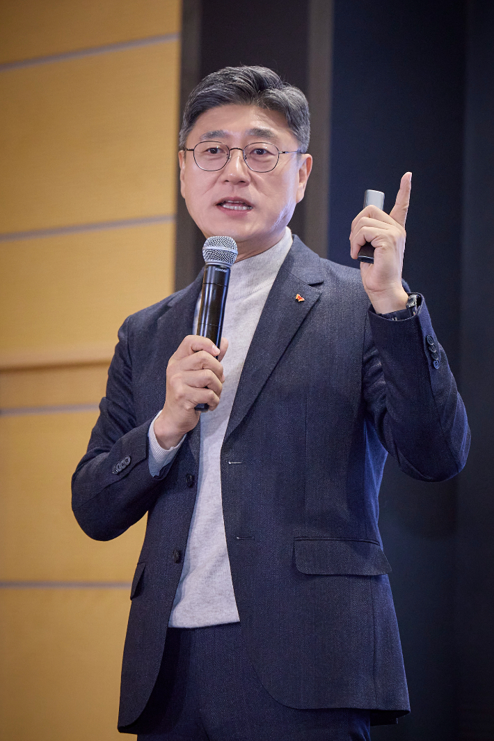 정재헌 SK텔레콤 CEO가 16일 서울 을지로 본사 수펙스홀에서 구성원을 대상으로 취임 후 첫 타운홀을 열고, 단단한 MNO(이동통신 사업)와 미래 핵심인 AI 사업의 빠른 진화를 위한 전사 혁신 방향을 발표했다. SKT 제공