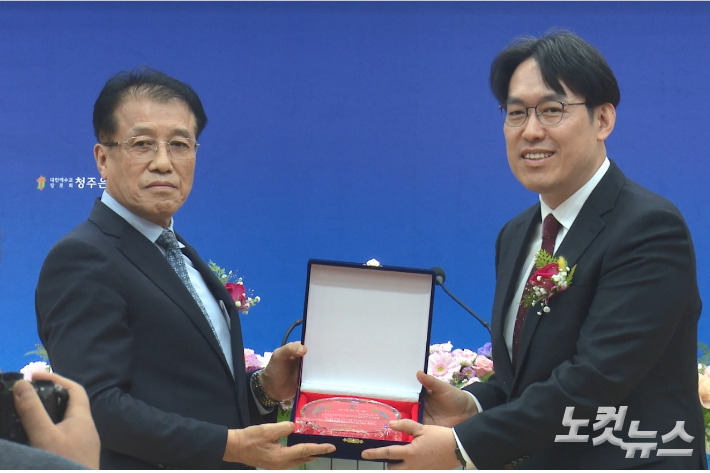 충북노회 장태수 노회장이 김영신 목사에게 위임패를 전달하고 있다. 충북CBS