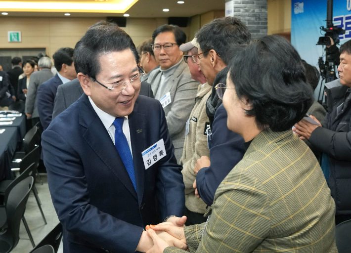 김영록 전라남도지사가 15일 무안 승달문화예술회관에서 열린 '무안군 정책비전 투어' 행사에 참석해 문전박대당했던 1년 전과 다르게 군민과 반갑게 인사를 나누고 있다. 독자 제공