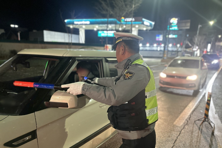 음주 단속 중인 경찰. 연합뉴스