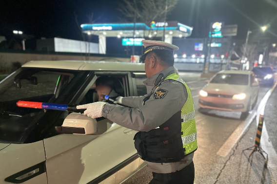 음주 단속 중인 경찰. 연합뉴스