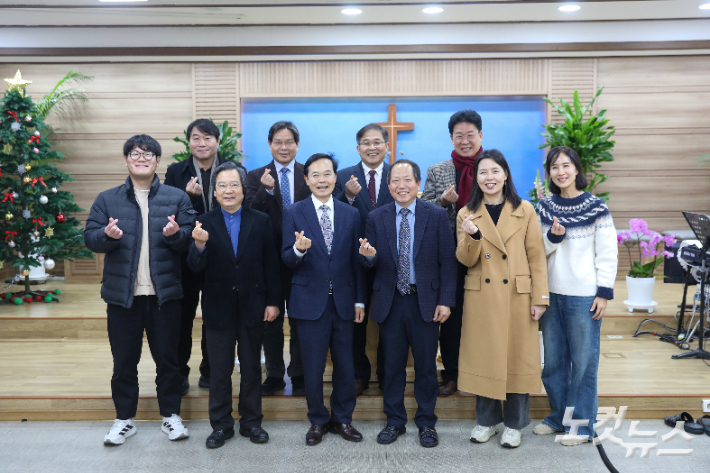 완산경찰서 경목위원회 정기총회에 참석한 경목위원과 경찰서 관계자들이 기념촬영을 하고 있다. 최화랑 기자