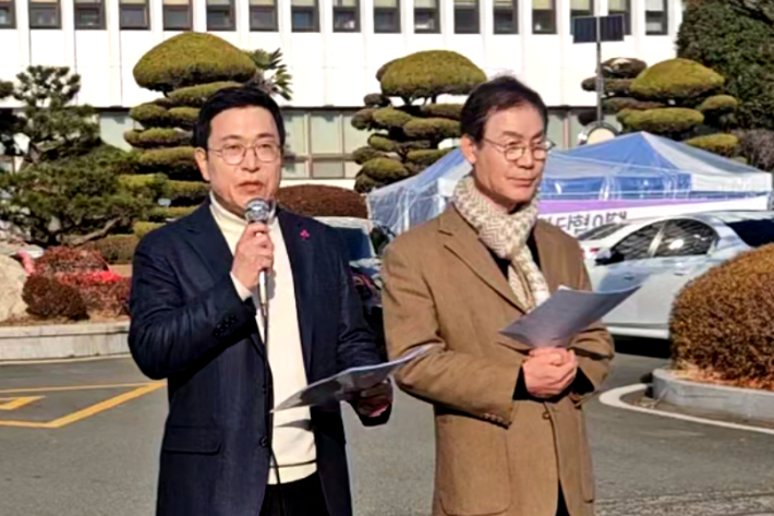 김영곤 전 교육부 차관보와 김상권 전 경남교육청 교육국장. 김영곤 전 교육부 차관보 제공