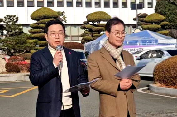 김영곤 전 교육부 차관보와 김상권 전 경남교육청 교육국장. 김영곤 전 교육부 차관보 제공