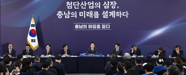 이재명 대통령이 지난 5일 충남 천안에서 열린 '충남의 마음을 듣다' 타운홀미팅에서 토론을 주재하고 있다. 연합뉴스