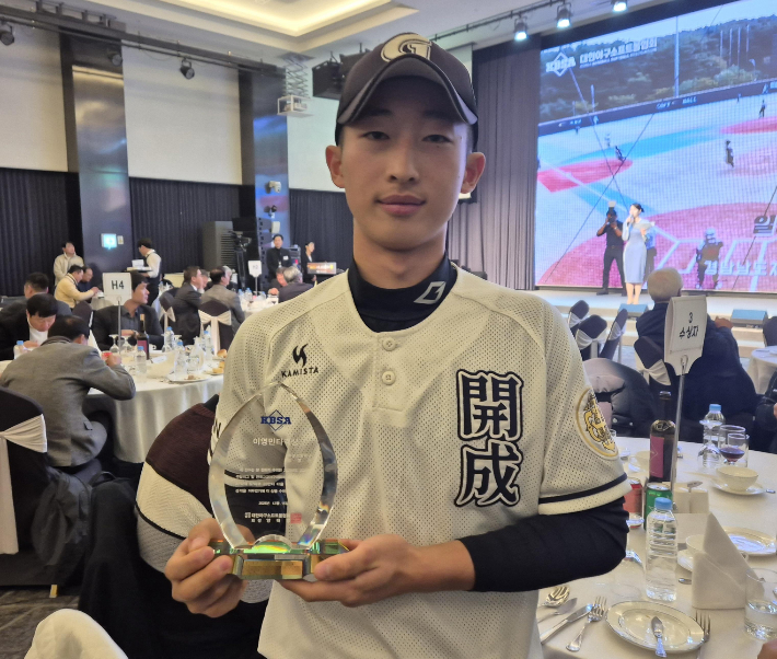 개성고 내야수 강영은이 15일 서울 송파구 올림픽파크텔에서 열린 대한야구소프트볼협회 주최 2025 야구소프트볼인의 밤 행사에서 이영민 타격상을 받은 뒤 포즈를 취하고 있다. 연합뉴스
