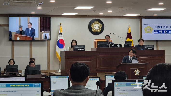16일 오전 11시쯤 대구 북구의회 제298회 정례회 3차 본회의에서 오영준 대구 북구의원이 지형재 부구청장과 '환경공무직 채용 비리' 관련 공방을 벌였다. 곽재화 기자