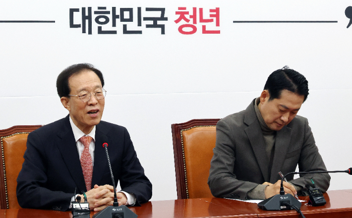 이석연 국민통합위원장이 16일 국회에서 국민의힘 장동혁 대표을 만나 발언하고 있다. 오른쪽 메모하는 장 대표. 연합뉴스