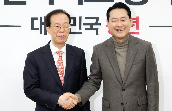 국민의힘 장동혁 대표(오른쪽)가 16일 국회에서 이석연 국민통합위원장 접견하며 악수하고 있다. 연합뉴스