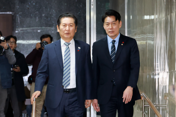 더불어민주당 정청래 대표가 16일 국회에서 열린 의원총회에 참석하는 모습. 연합뉴스