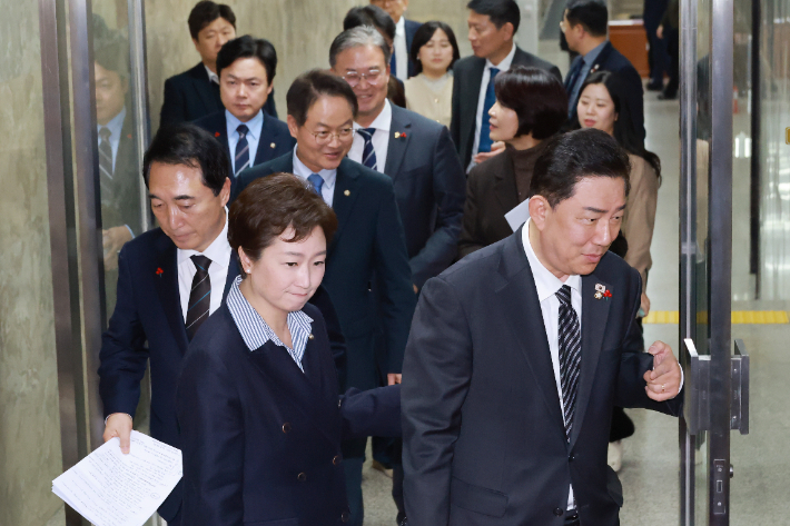 더불어민주당 김병기 원내대표 등 의원들이 16일 국회에서 열린 의원총회를 마치고 회의장에서 나오고 있다. 연합뉴스
