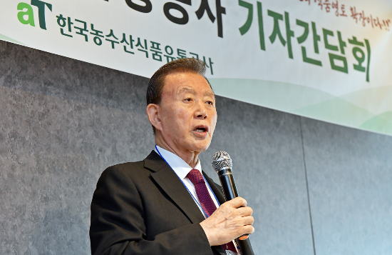 한국농수산식품유통공사 홍문표 사장은 16일 세종시 정부세종청사 인근 식당에서 열린 기자간담회에서 aT의 2025년 중점 추진사항과 주요 성과를 발표했다. 농수산식품유통공사 제공