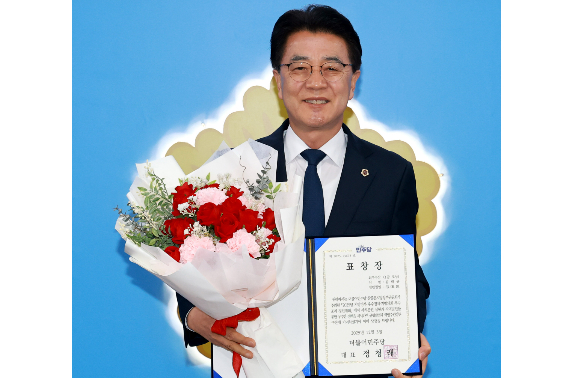 전라남도의회 김태균 의장(더불어민주당, 광양 3)이 더불어민주당 참좋은지방정부위원회가 주최한 '2025 지방정부 우수정책·지방의회 우수조례 경진대회'에서 당대표 1급 포상을 수상했다. 김태균 전남도의장 제공 