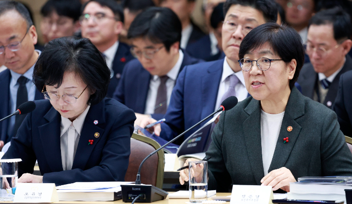 정은경 복지부 장관이 16일 정부세종컨벤션센터에서 이재명 대통령에게 보건복지부 업무보고를 하고 있다. 왼쪽은 오유경 식약처장. 연합뉴스