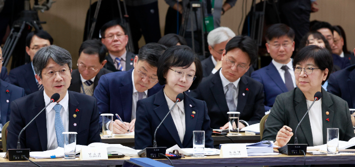 임승관 질병관리청장이 16일 정부세종컨벤션센터에서 이재명 대통령에게 업무보고를 하고 있다. 왼쪽부터 임 청장, 오유경 식품의약품안전처장, 정은경 보건복지부 장관. 연합뉴스