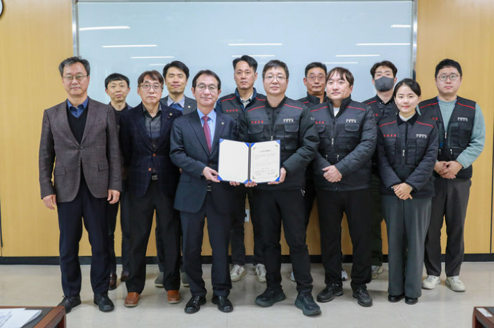 울산항만공사(UPA)는 12월 16일 울산항만공사 노동조합과 2025년도 임금협약·청원경찰 단체협약을 체결했다. 울산항만공사 제공 