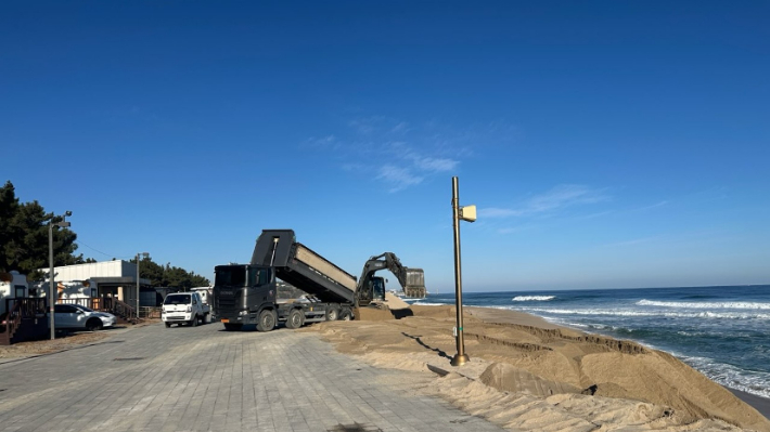 강릉 연곡해변에서 침식 현상이 발생함에 따라 복구작업을 하고 있는 모습. 강릉시 제공