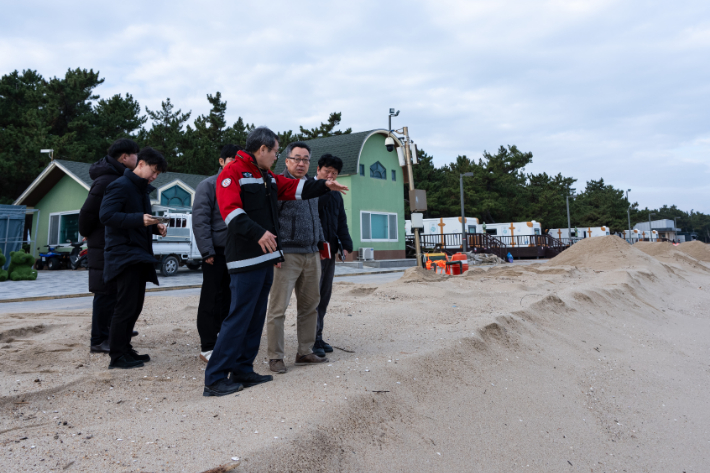 연곡해변 해안침식 상황 점검에 나선 김홍규 강릉시장. 강릉시 제공
