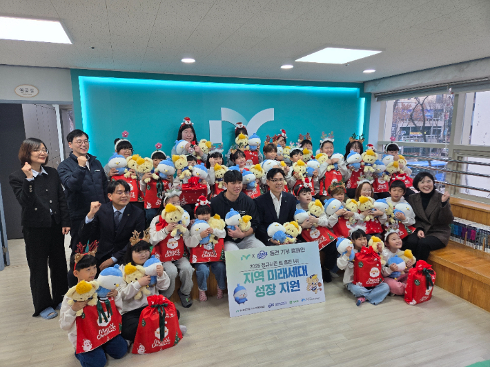 프로야구 삼성 라이온즈는 16일 오후 iM뱅크와 함께 대구 남구 대명동에 위치한 iM단디지역 아동센터에서 홈런 기부 행사를 진행했다. 사진은 행사에서 기념찰영을 하는 장면. 삼성 라이온즈 제공