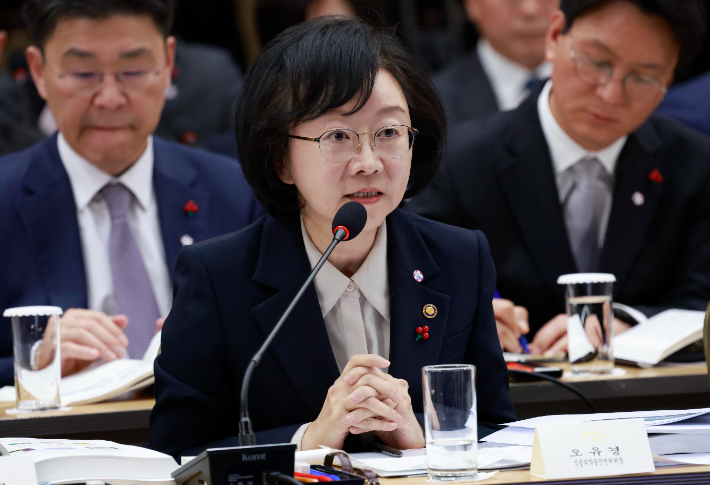 오유경 식품의약품안전처장이 16일 정부세종컨벤션센터에서 이재명 대통령에게 업무보고를 하고 있다. 연합뉴스