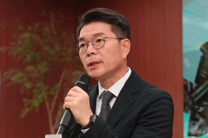 정원오 성동구청장이 10일 서울 성동구 펍지 성수에서 열린 '성수동' 출간 관련 기자간담회에서 취재진 질문에 답하고 있다. 연합뉴스