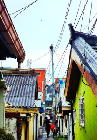'인생사진 맛집, 속초' 대상을 수상한 '새마을길 비오는 어느날' 속초시 제공