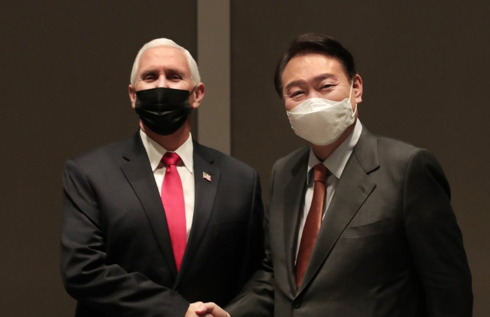 2022년 2월 13일 당시 국민의힘 윤석열 대선 후보가 서울시 송파구 롯데시그니엘서울호텔에서 마이크 펜스 전 미국 부통령과 면담에 앞서 악수하고 있다. 국민의힘 제공