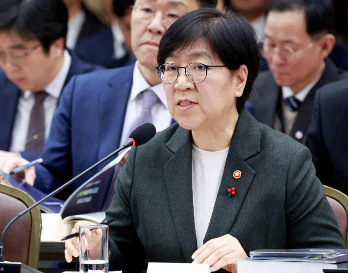정은경 복지부 장관이 16일 정부세종컨벤션센터에서 열린 업무보고에서 이재명 대통령에게 보건복지부 업무보고를 하고 있다. 연합뉴스