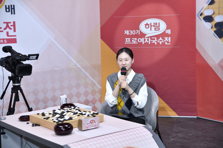 대국 후 인터뷰 중인 김은지 9단. 한국기원 제공