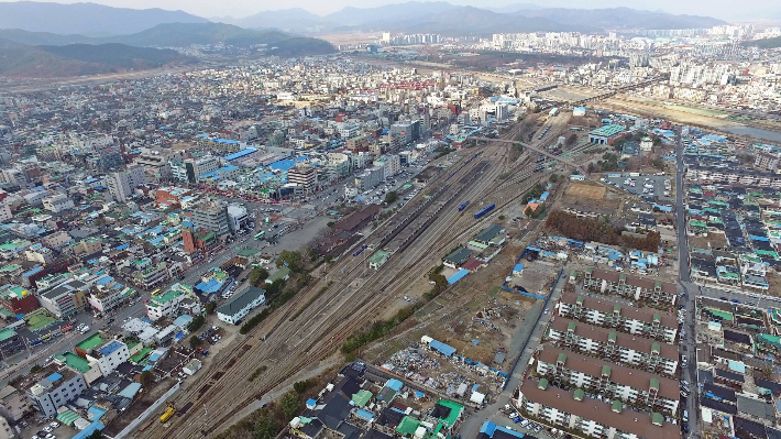 도시재생 후보지로 신청한 옛 경주역 부지 전경. 철도로 인해 장기간 활용되지 못했던 폐역 부지가 국가 주도 도시재생 시범지구로 탈바꿈할 수 있을지 주목된다. 경주시 제공