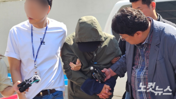 전남 진도 앞바다로 차량을 몰아 일가족 3명을 숨지게 한 혐의를 받는 지모(49)씨가 영장실질심사를 받기 위해 광주지방법원에 출석하고 있다. 김한영 기자