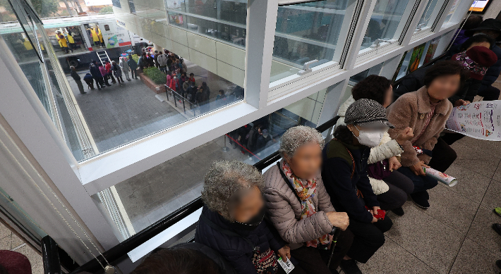 동지를 열흘여 앞둔 11일 대구 서구 내당노인복지관에서 열린 '사랑의 팥죽 나눔' 행사에서 어르신들이 팥죽을 먹기 위해 줄을 서고 있다. 연합뉴스