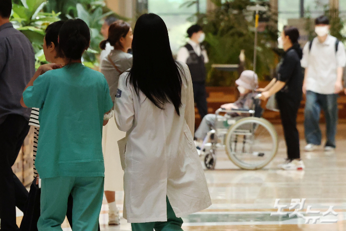 서울 시내의 한 대학병원에 의료진들이 이동하고 있다. 류영주 기자