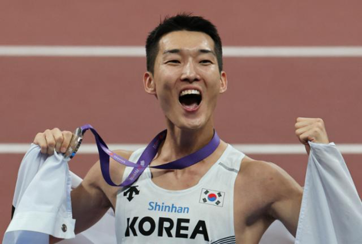 우상혁이 2025 도쿄 세계육상선수권대회 남자 높이뛰기 결선에서 은메달을 목에 건 후 환한 웃음을 지으며 포효하고 있다. 연합뉴스