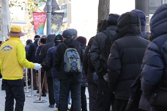 4일 점심식사를 하려는 노인들이 서울 종로구 한 무료급식소 앞에서 대기하고 있다. 연합뉴스