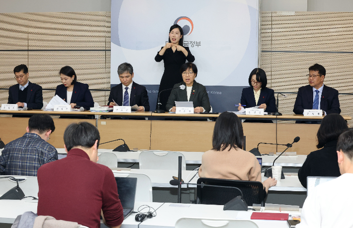 정은경 보건복지부 장관이 16일 정부세종청사 보건복지부 브리핑실에서 2026년 주요 정책 추진계획에 관해 설명하고 있다. 연합뉴스