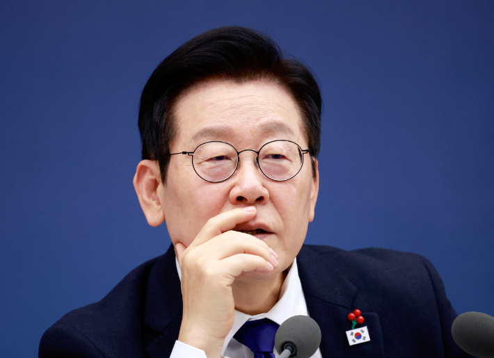 이재명 대통령이 16일 정부세종컨벤션센터에서 열린 보건복지부(질병관리청)·식품의약품안전처 업무보고에서 발언을 듣고 있다. 연합뉴스