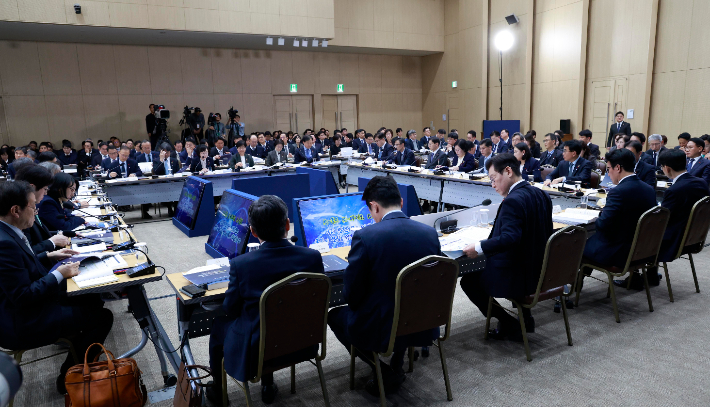 이재명 대통령이 16일 정부세종컨벤션센터에서 보건복지부(질병관리청)·식품의약품안전처 업무보고를 받고 있다. 연합뉴스