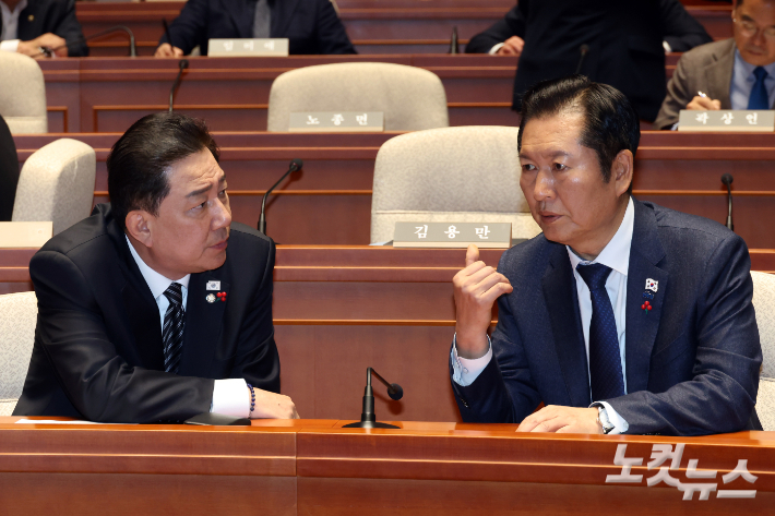 더불어민주당 정청래 대표와 김병기 원내대표가 서울 여의도 국회에서 열린 의원총회에서 대화를 하고 있다. 윤창원 기자